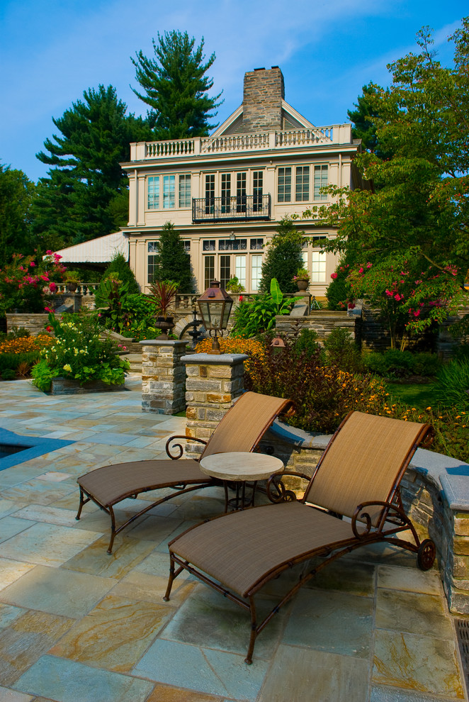 Идея дизайна: двор на заднем дворе в классическом стиле с покрытием из каменной брусчатки