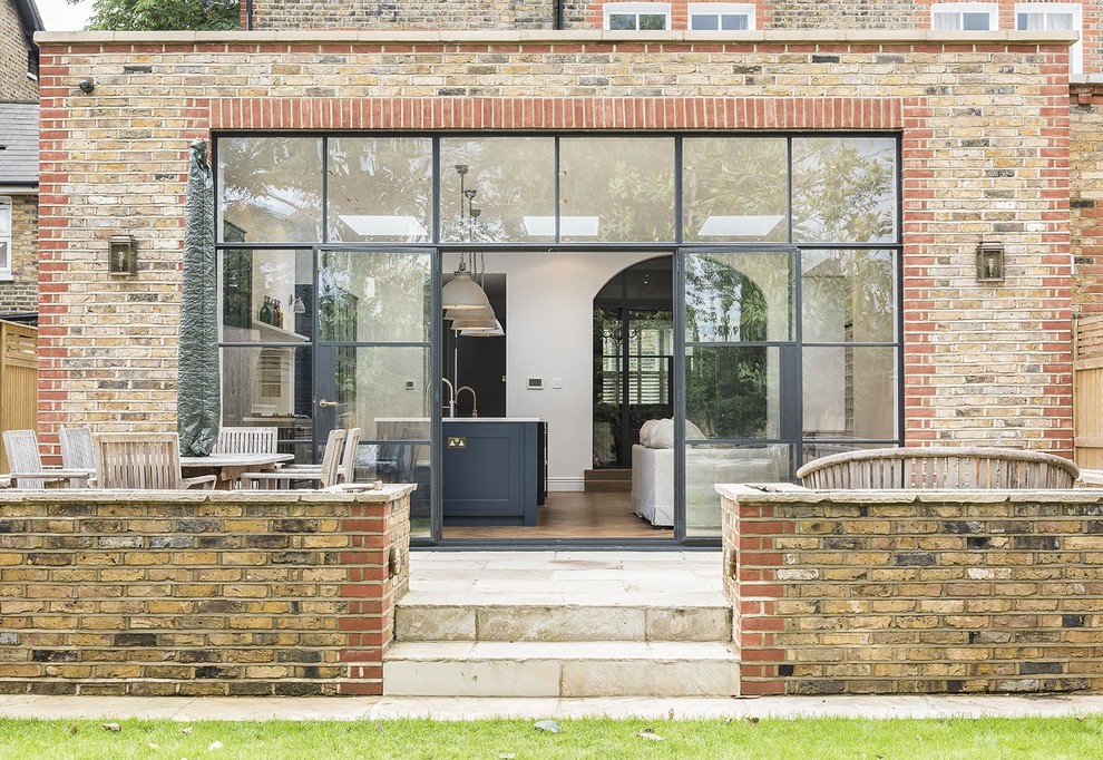 Свежая идея для дизайна: двор в классическом стиле без защиты от солнца - отличное фото интерьера