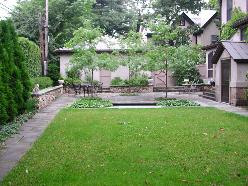 Пример оригинального дизайна: двор в классическом стиле