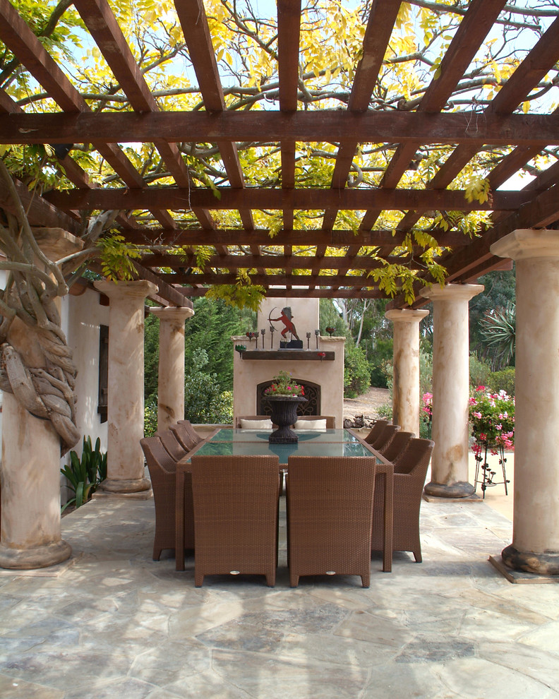 Foto di un patio o portico tradizionale con un focolare
