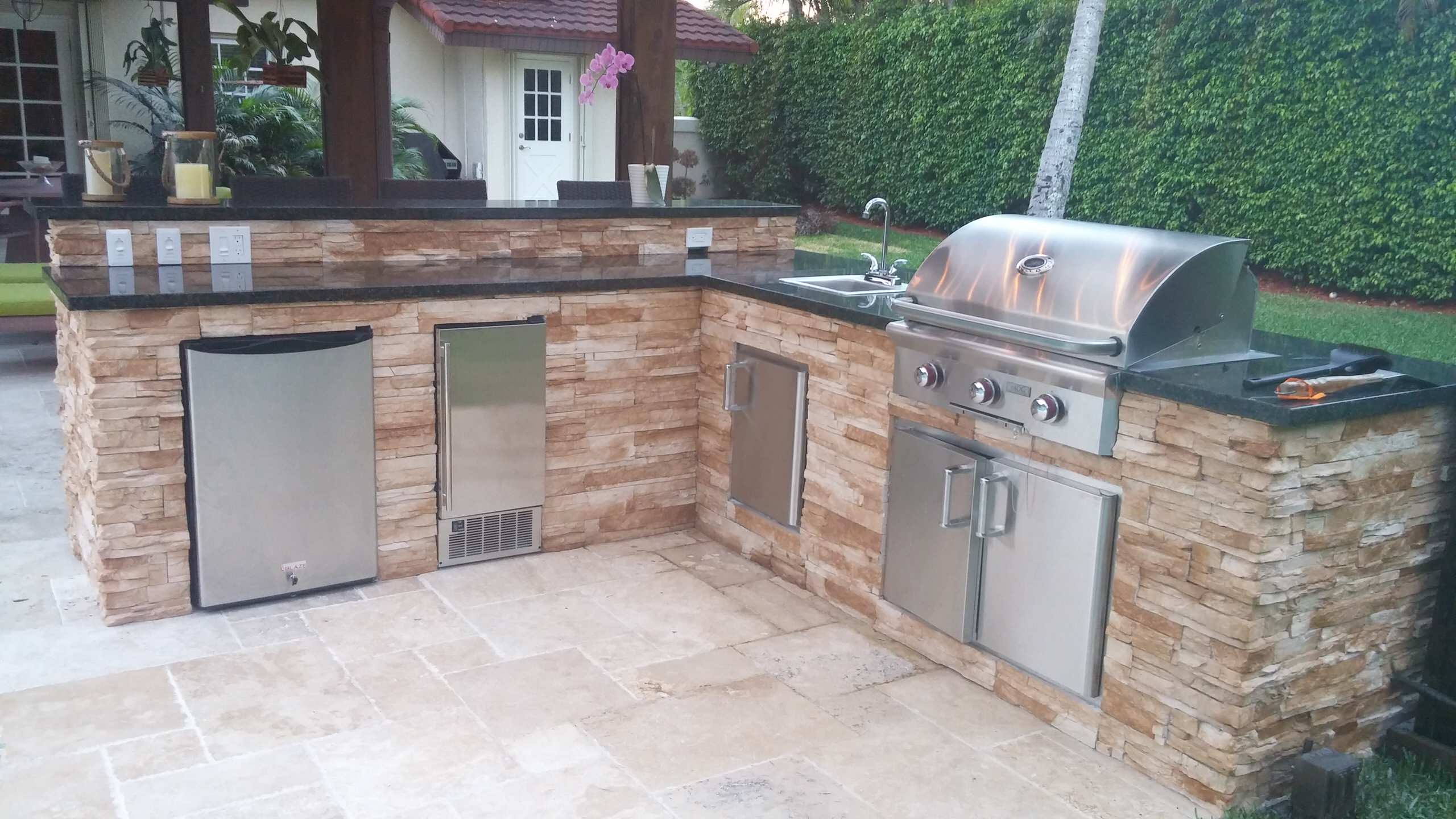 Traditional style stone Patio BBQ grill & Bar area - Traditional - Patio -  Miami - by The Garden District | Houzz