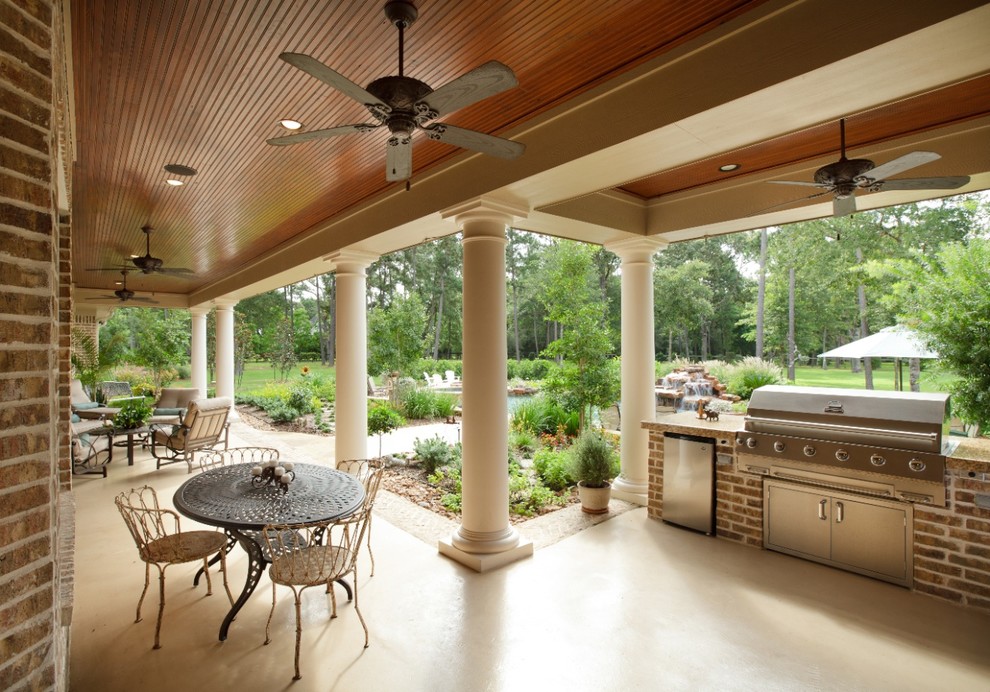 Свежая идея для дизайна: большой двор на заднем дворе в классическом стиле с летней кухней, покрытием из бетонных плит и навесом - отличное фото интерьера