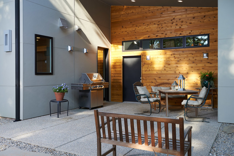 Стильный дизайн: двор среднего размера на заднем дворе в современном стиле с мощением тротуарной плиткой, навесом и летней кухней - последний тренд