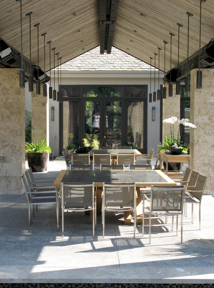 Immagine di un patio o portico minimal con un gazebo o capanno
