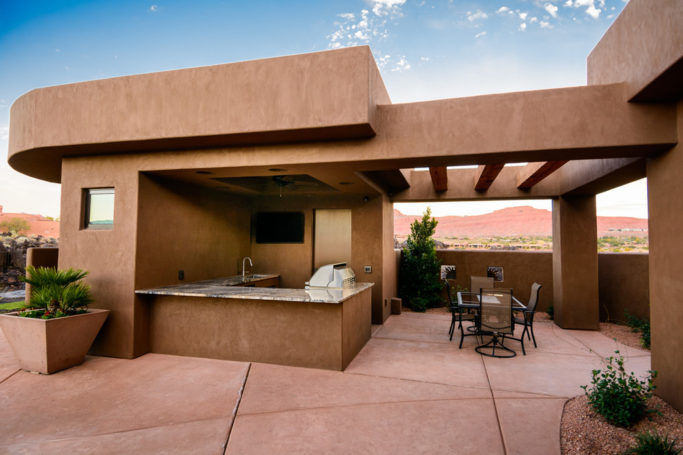 Foto de patio de estilo americano grande en patio trasero con cocina exterior, suelo de baldosas y pérgola