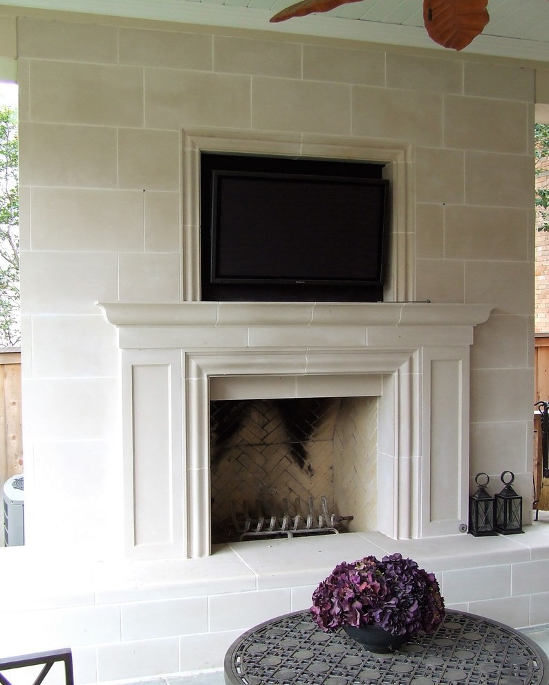 Inspiration for a traditional back patio in Dallas with a fire feature.