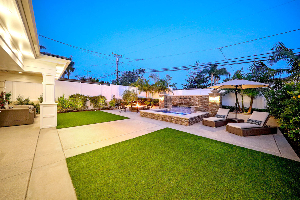 Diseño de patio tradicional renovado extra grande sin cubierta en patio trasero con brasero y granito descompuesto