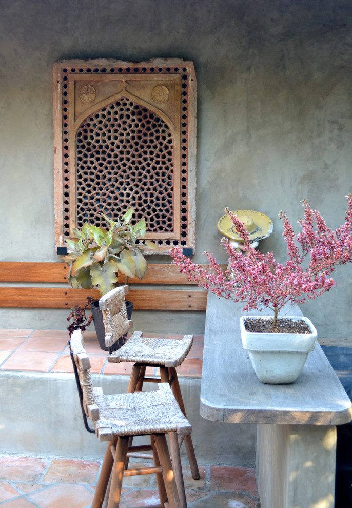 Пример оригинального дизайна: двор в средиземноморском стиле с покрытием из плитки