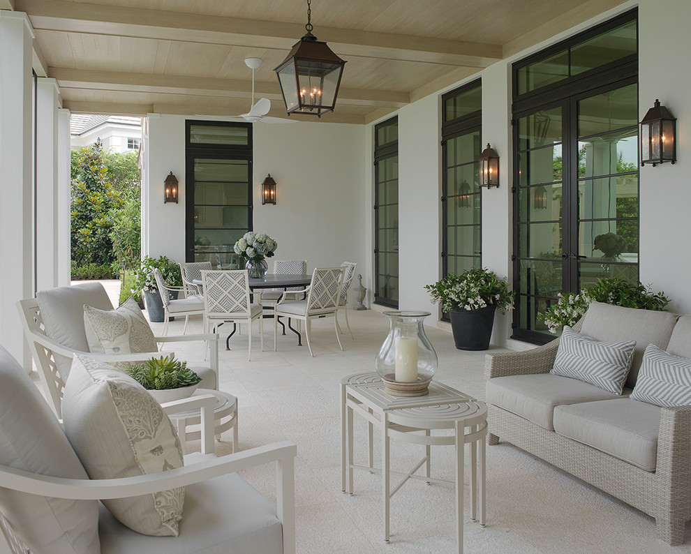 Exemple d'une terrasse arrière exotique avec une extension de toiture.