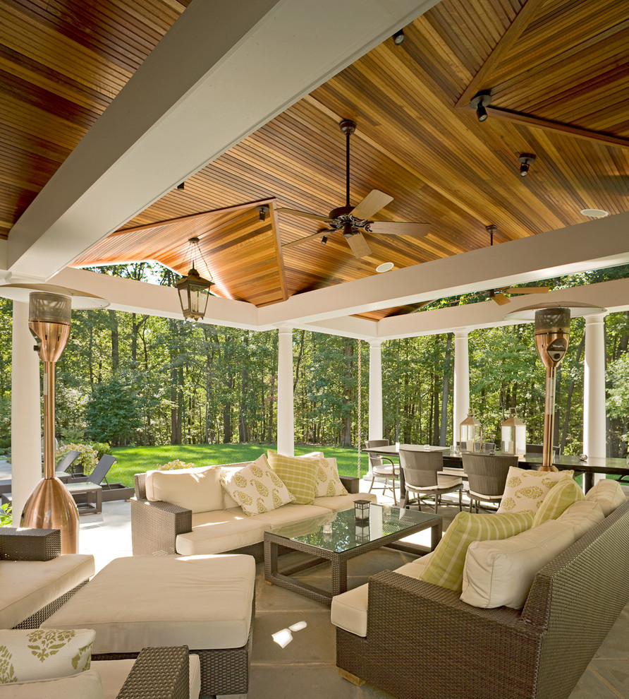 Idées déco pour une terrasse classique avec des pavés en pierre naturelle et une extension de toiture.