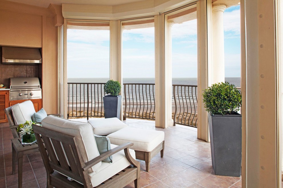 Aménagement d'une terrasse arrière classique de taille moyenne avec une cuisine d'été, du carrelage et une extension de toiture.