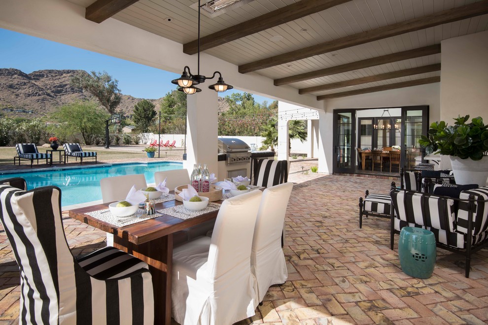 Стильный дизайн: двор в средиземноморском стиле с летней кухней, мощением клинкерной брусчаткой и навесом - последний тренд