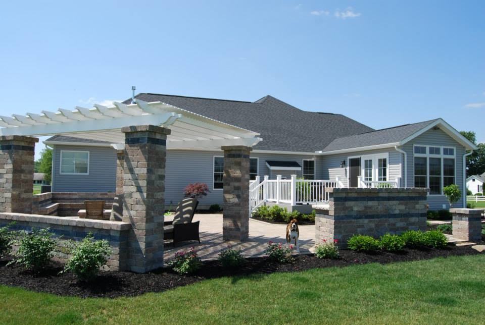 Foto di un patio o portico classico di medie dimensioni e dietro casa con un focolare, pavimentazioni in mattoni e una pergola