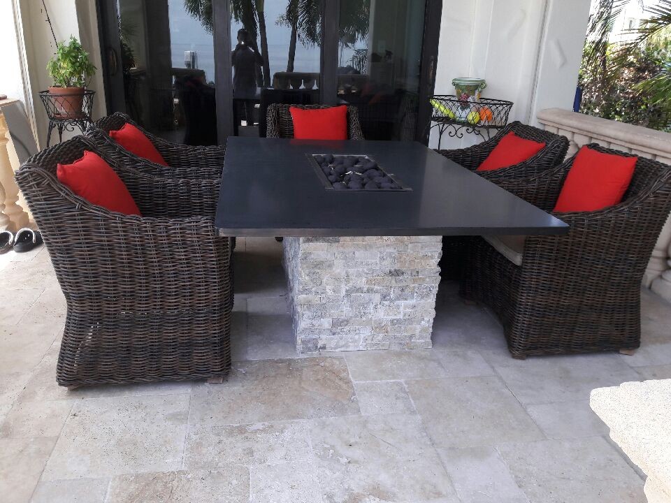 Travertine Fire Table with River Rock Méditerranéen Terrasse et