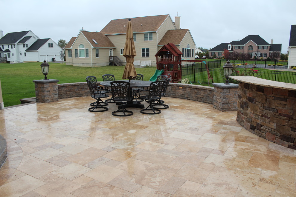 Foto de patio tradicional de tamaño medio en patio trasero con cocina exterior y adoquines de piedra natural