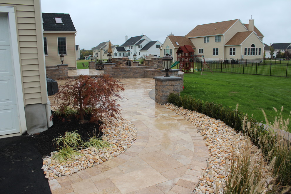 Esempio di un patio o portico chic di medie dimensioni e dietro casa con pavimentazioni in pietra naturale