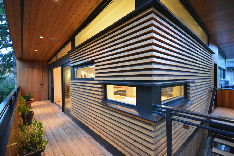 Cette image montre une terrasse en bois avant design de taille moyenne avec une extension de toiture.