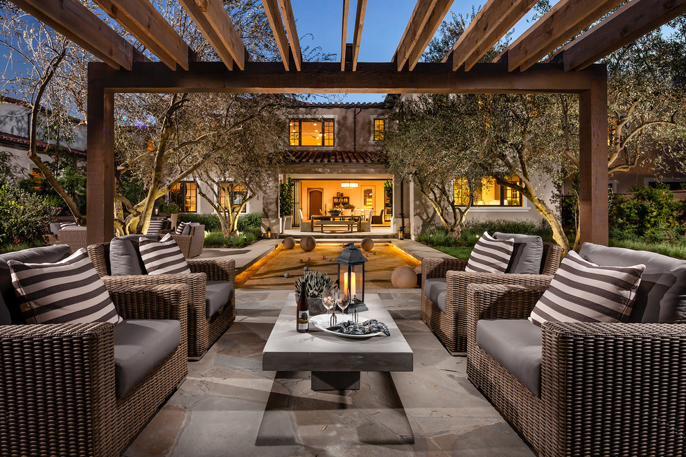 Cette image montre une terrasse arrière méditerranéenne avec un gazebo ou pavillon.