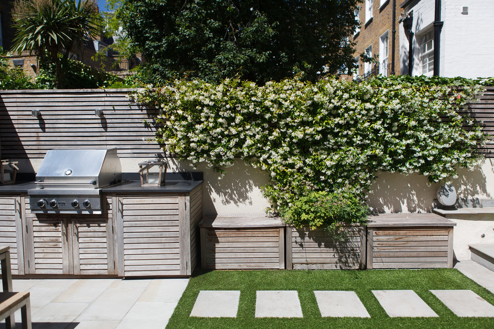 Идея дизайна: маленький двор на заднем дворе в классическом стиле с забором без защиты от солнца для на участке и в саду