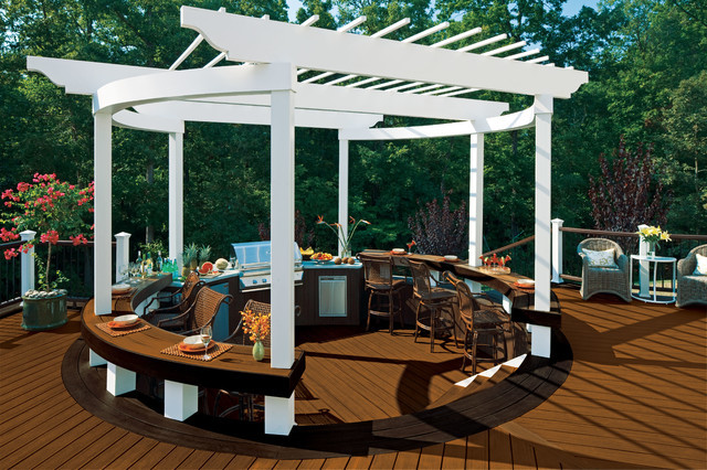 Cette image montre une grande terrasse arrière design avec une cuisine d'été et une pergola.