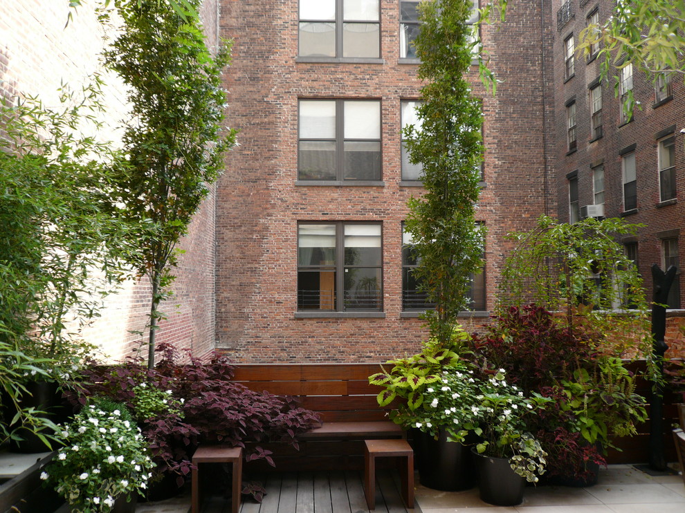 Immagine di un patio o portico contemporaneo con pedane e nessuna copertura