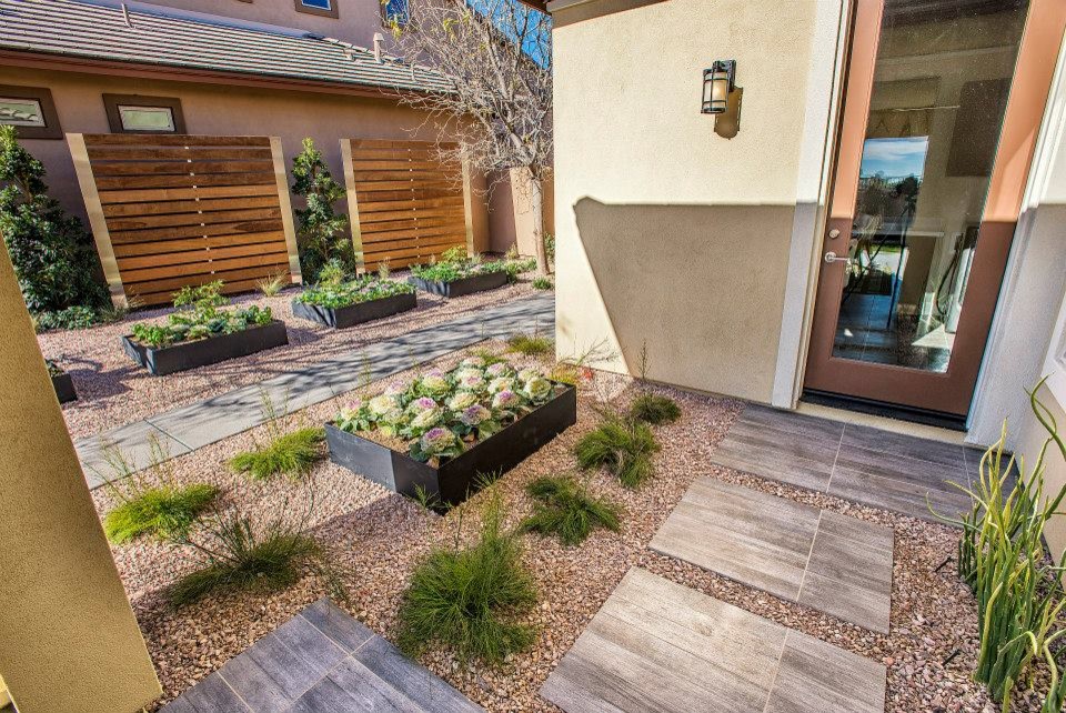 This is an example of a contemporary patio in Los Angeles.