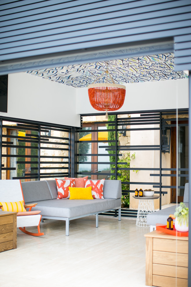 Свежая идея для дизайна: беседка во дворе частного дома среднего размера на заднем дворе в стиле модернизм - отличное фото интерьера