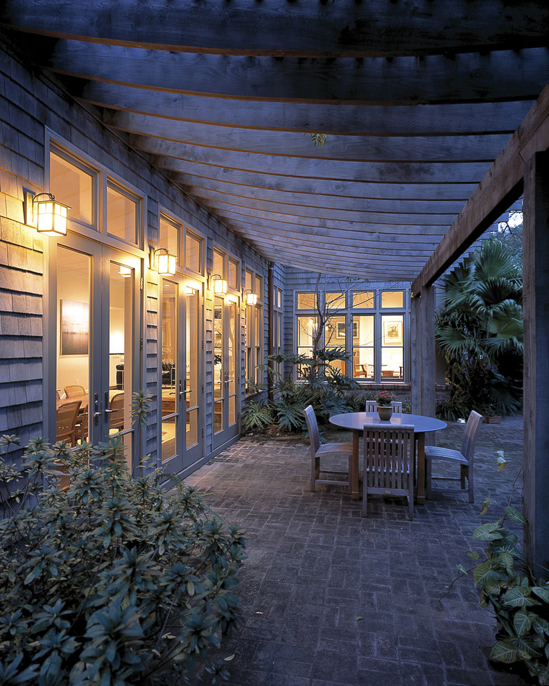Foto di un patio o portico stile americano di medie dimensioni e in cortile con pavimentazioni in mattoni e una pergola