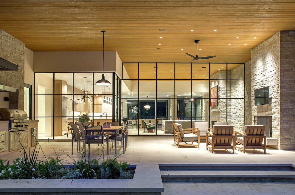Пример оригинального дизайна: большой двор на заднем дворе в современном стиле с навесом, летней кухней и покрытием из плитки