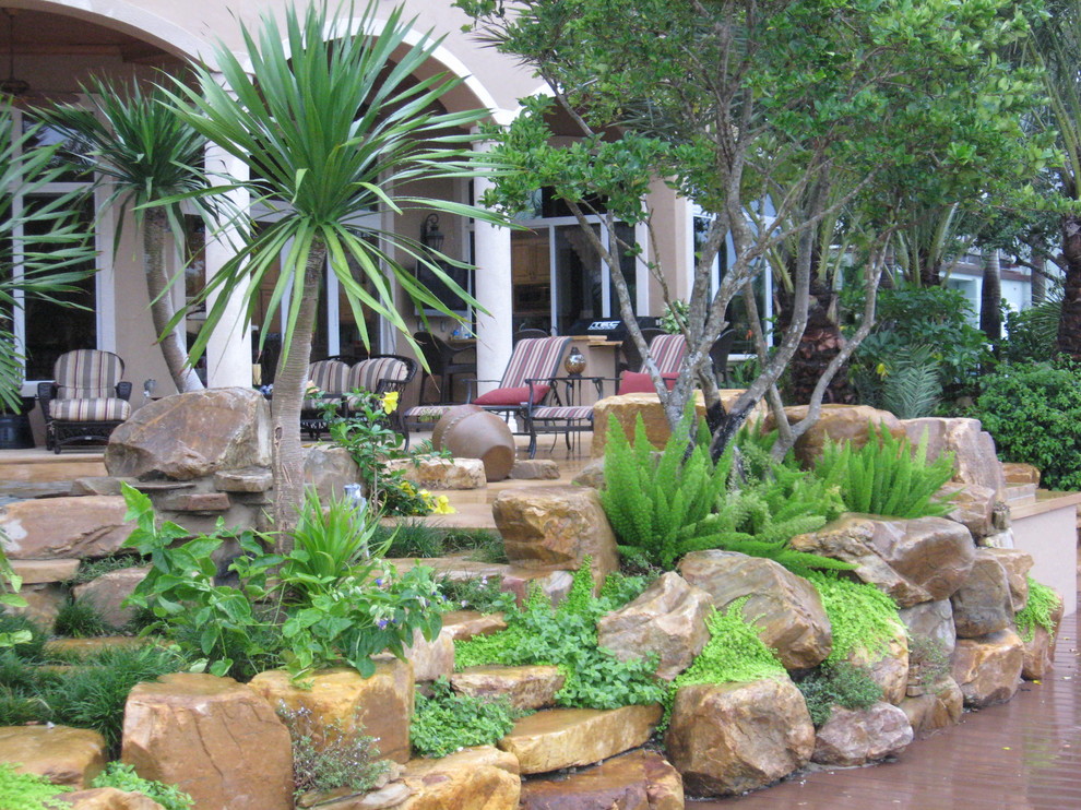 Foto di un patio o portico tropicale dietro casa
