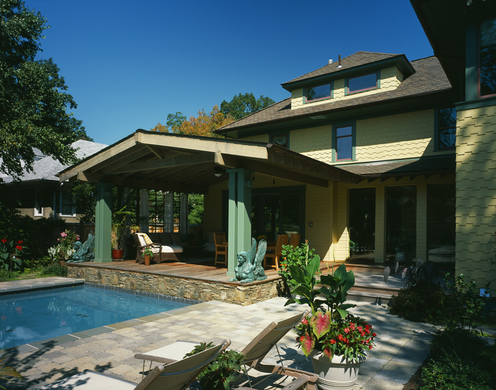 Esempio di un patio o portico stile americano con un tetto a sbalzo