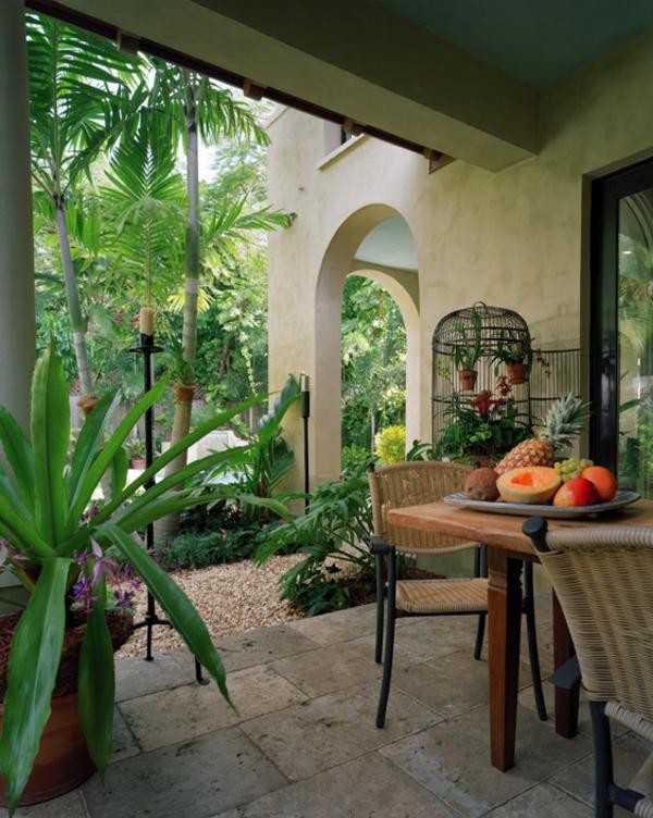 Esempio di un patio o portico tropicale