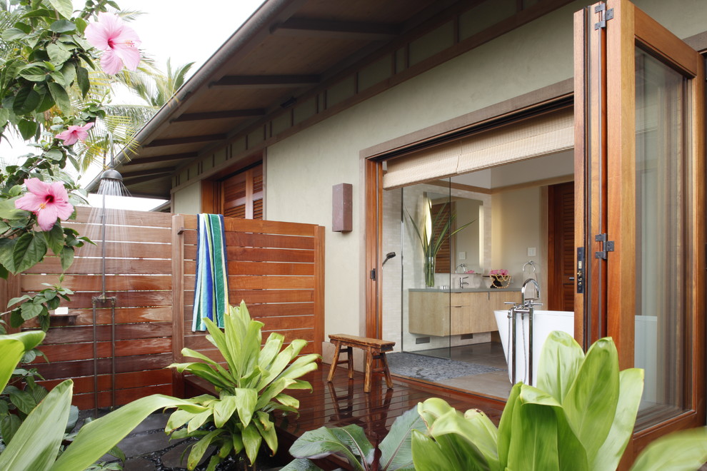 Foto de patio tropical con ducha exterior