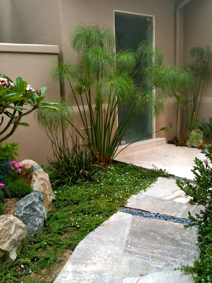 サンディエゴにある地中海スタイルのおしゃれなテラス・中庭 (屋外シャワー、天然石敷き) の写真