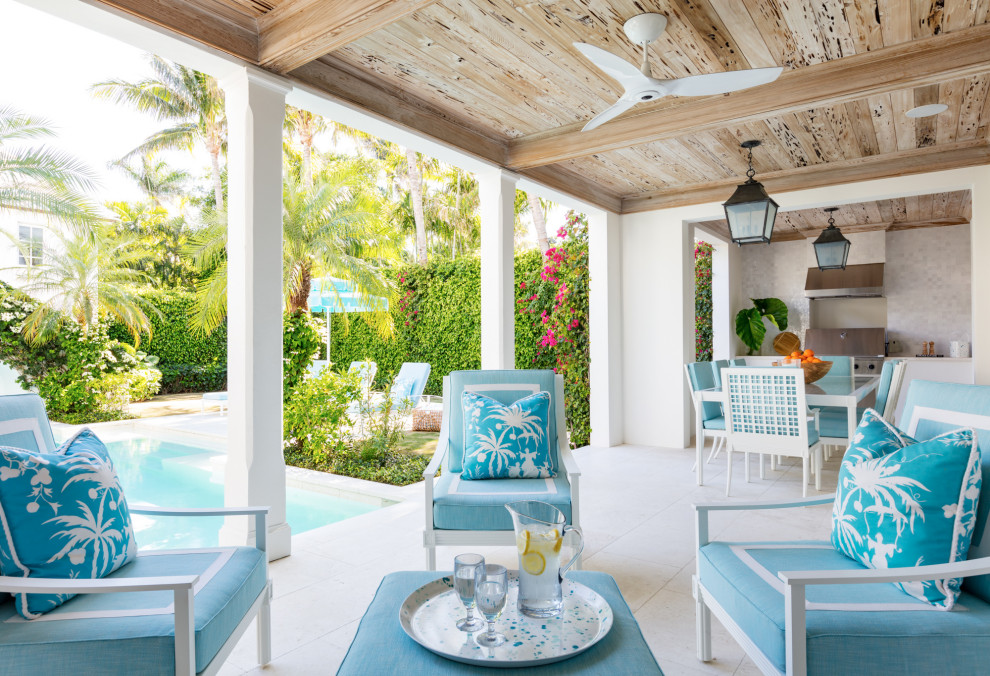 Cette photo montre une terrasse exotique avec une cuisine d'été et une extension de toiture.