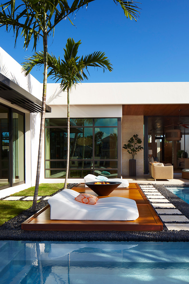 Стильный дизайн: двор в морском стиле без защиты от солнца - последний тренд