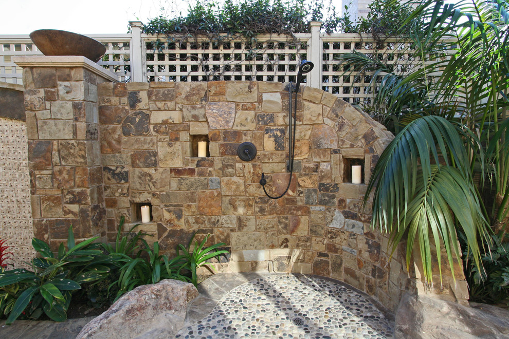 Exemple d'une terrasse avec une douche extérieure arrière exotique.