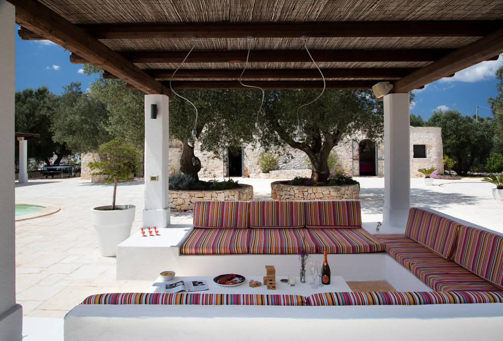 Cette photo montre une terrasse méditerranéenne avec une pergola.