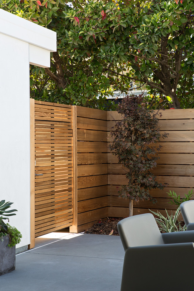 Esempio di un patio o portico minimalista