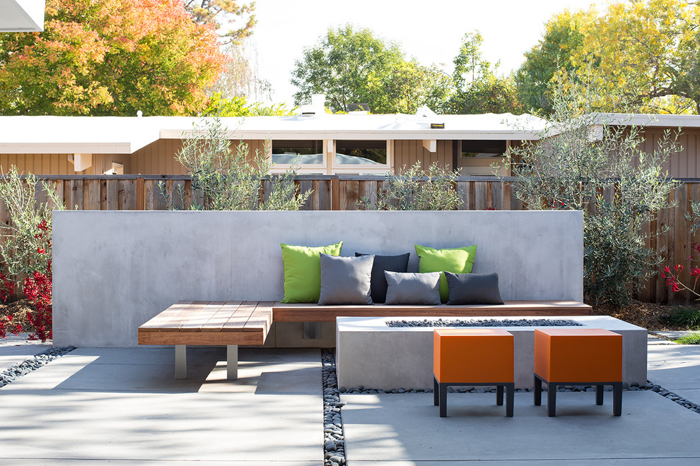 Источник вдохновения для домашнего уюта: двор в стиле ретро с покрытием из бетонных плит без защиты от солнца
