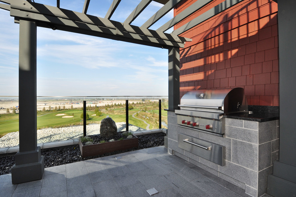 Cette photo montre une terrasse en bois tendance avec une cuisine d'été et un gazebo ou pavillon.