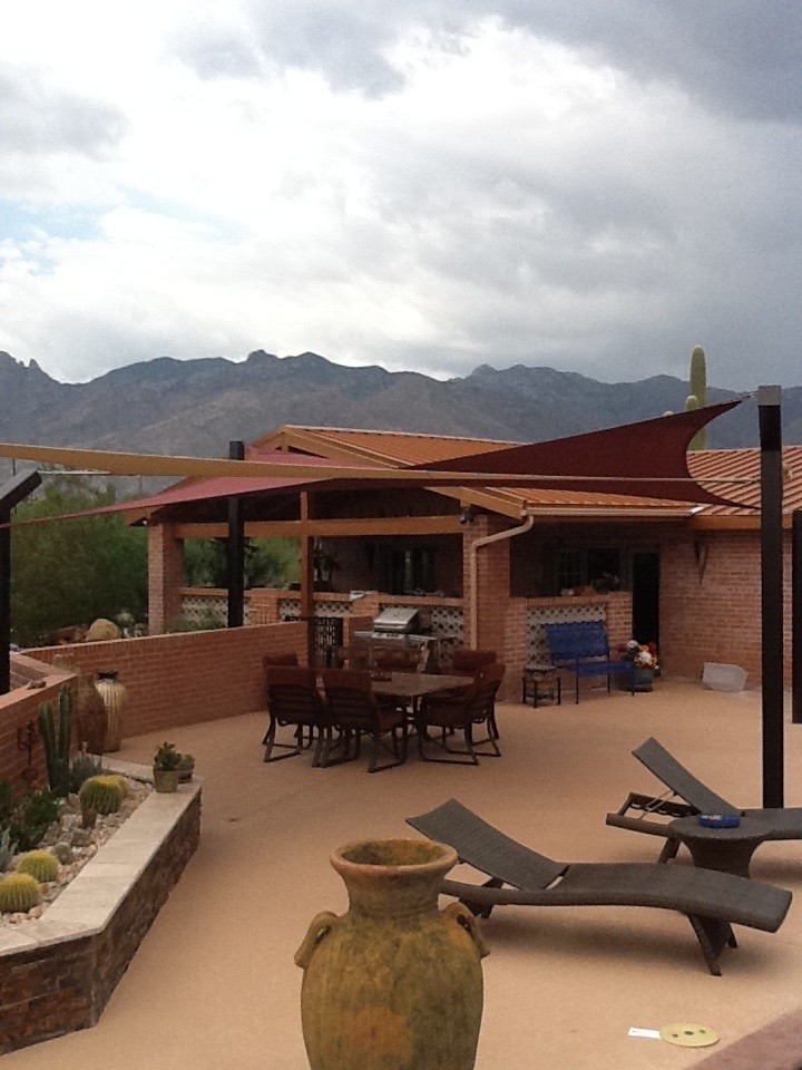 Exemple d'une terrasse en bois arrière tendance de taille moyenne avec une cuisine d'été et un auvent.