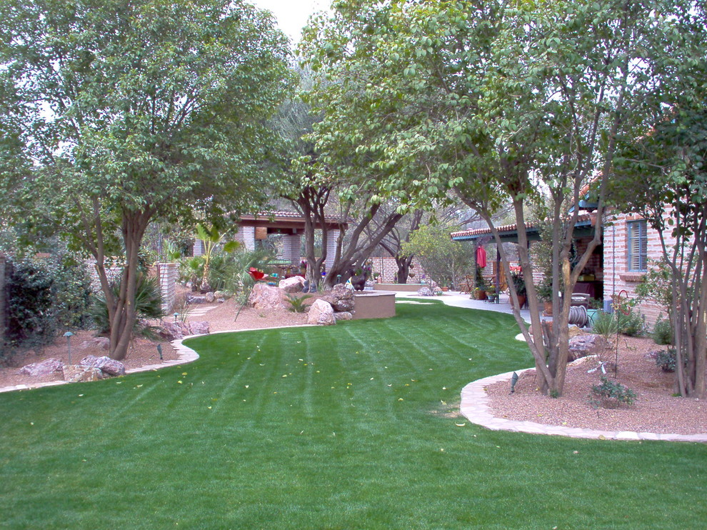 Modelo de patio tradicional de tamaño medio sin cubierta en patio trasero con adoquines de hormigón