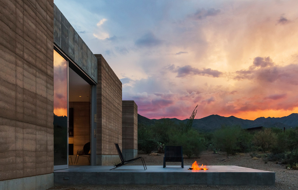 Mittelgroßer, Unbedeckter Moderner Patio mit Feuerstelle und Betonplatten in Phoenix