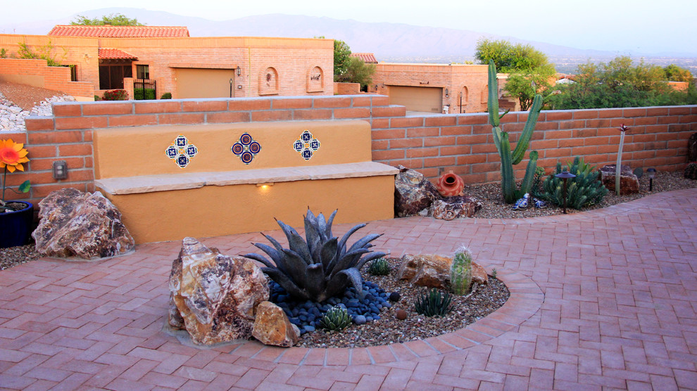 フェニックスにある高級な中くらいなサンタフェスタイルのおしゃれな前庭のテラス (レンガ敷き、日よけなし) の写真