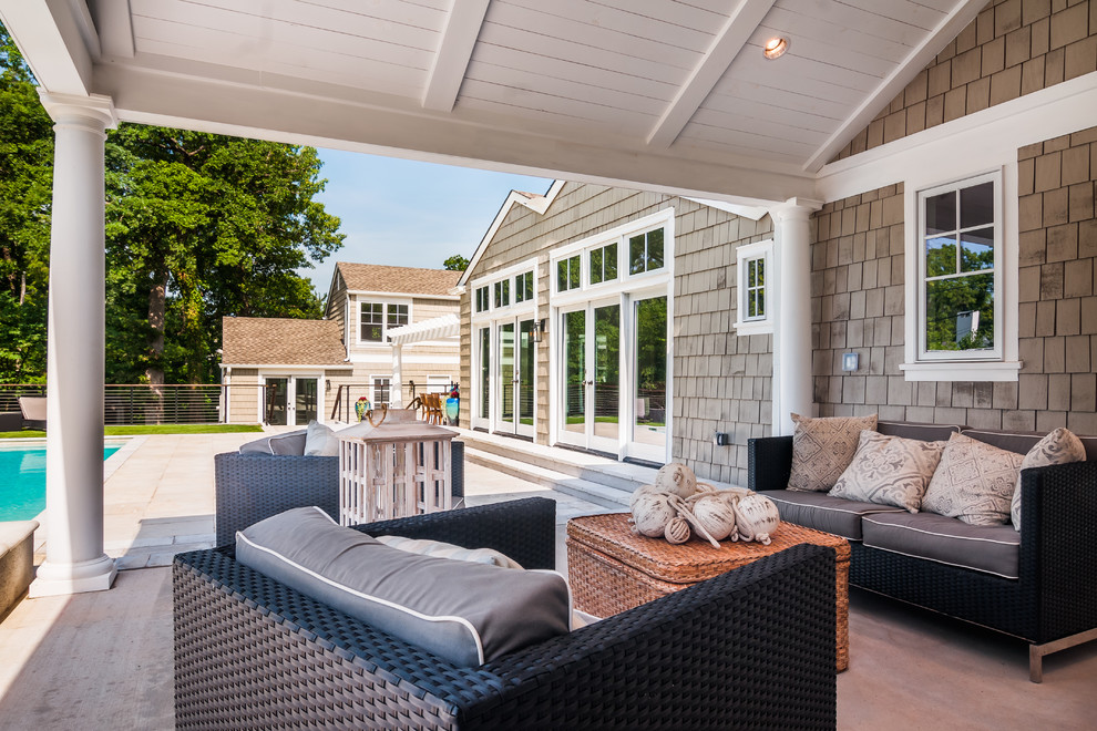 Immagine di un patio o portico costiero di medie dimensioni e dietro casa con una pergola e lastre di cemento