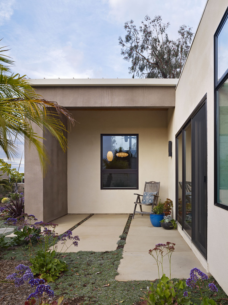 Ispirazione per un patio o portico minimal con un tetto a sbalzo