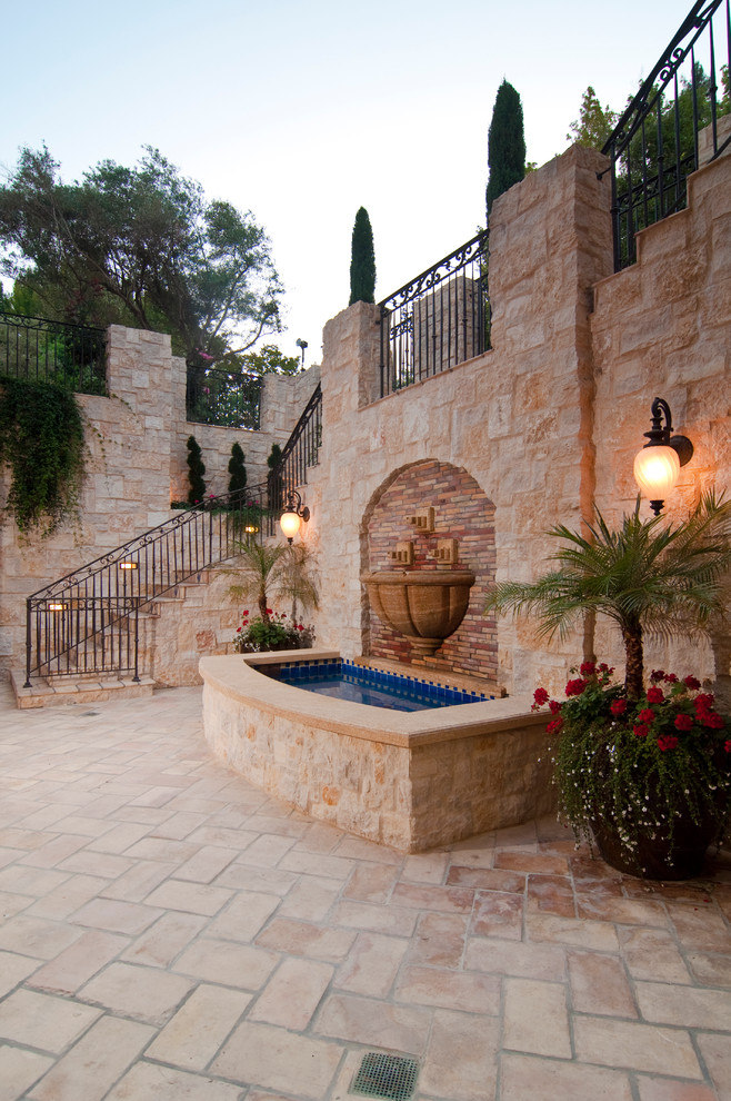 Пример оригинального дизайна: двор на внутреннем дворе в средиземноморском стиле с фонтаном без защиты от солнца