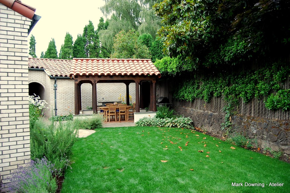 Esempio di un patio o portico mediterraneo con un gazebo o capanno