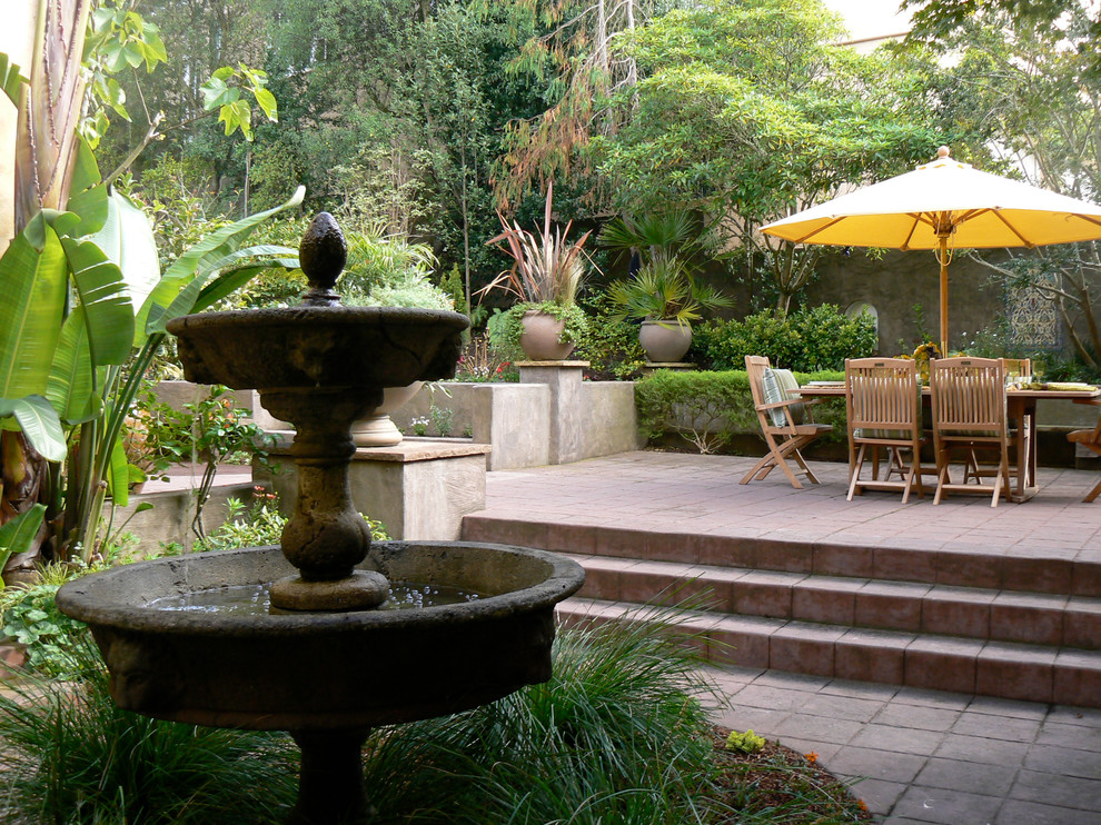 Imagen de patio mediterráneo extra grande sin cubierta en patio trasero con fuente